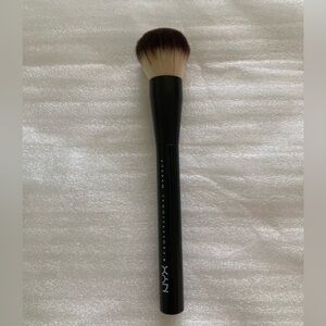 NYX Professional MULTI-PURPOSE BUFFING BRUSH.